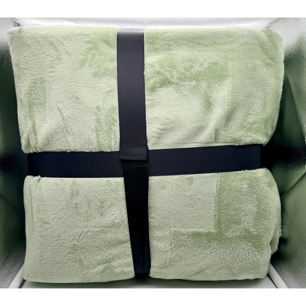 Altitude Home 10FT Family Mega Blanket Light Green Brand New